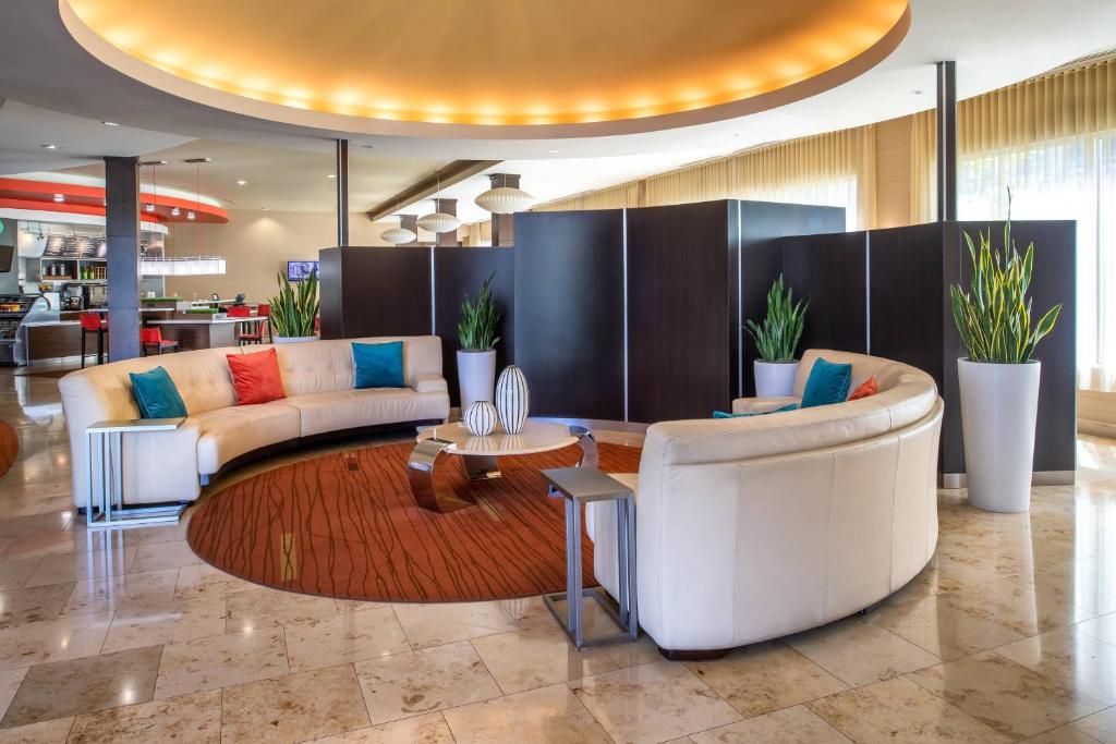 eine Lobby mit 2 Sofas und einem Couchtisch in der Unterkunft Courtyard by Marriott Sacramento Cal Expo in Sacramento