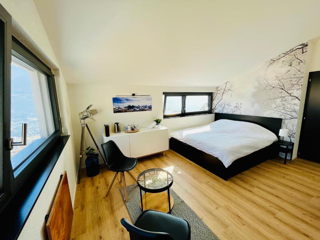 una camera con un letto e una grande finestra di Chambre double privative et indépendante 