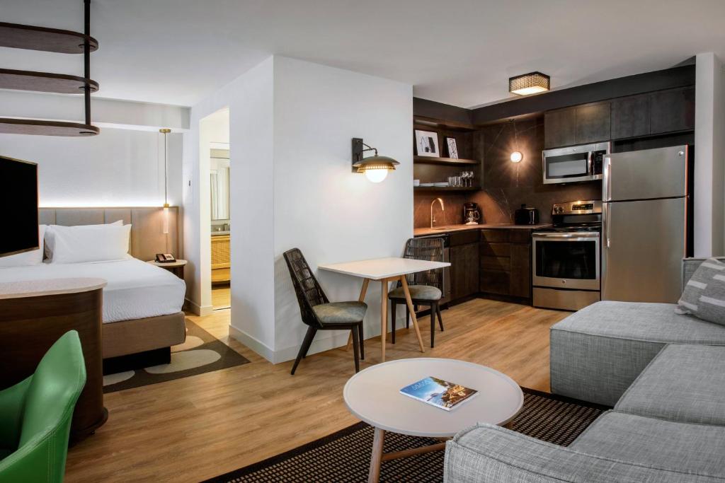 una camera d'albergo con letto e soggiorno di Residence Inn by Marriott Miami Aventura Mall ad Aventura