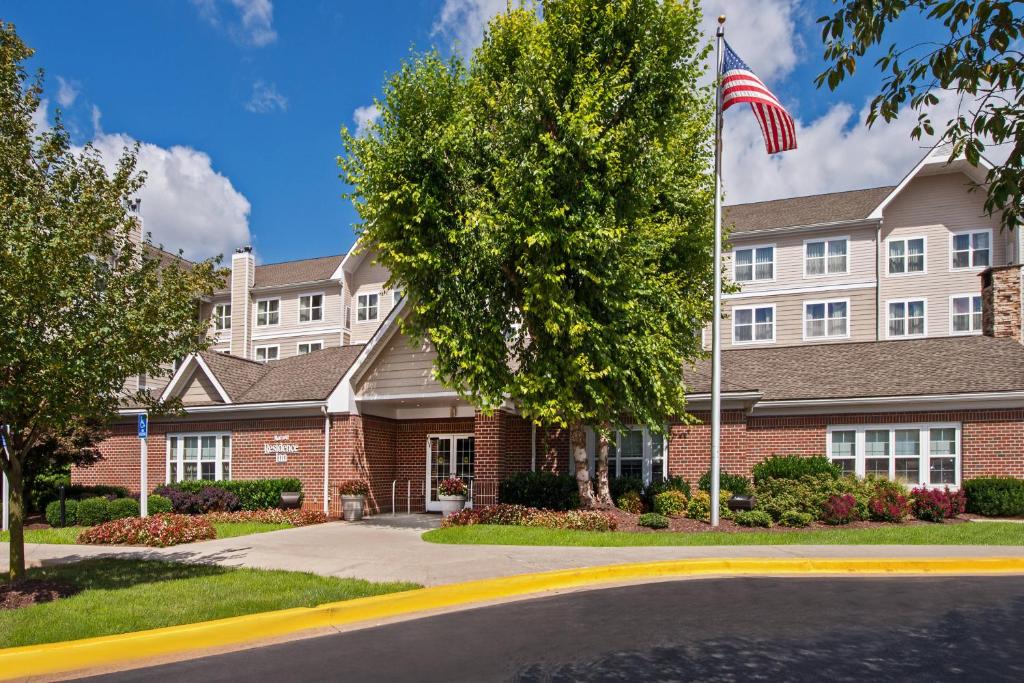 een gebouw met een Amerikaanse vlag ervoor bij Residence Inn Frederick in Frederick