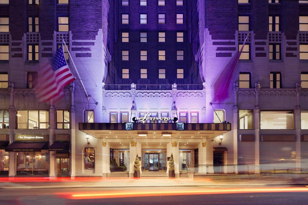 ニューヨークにあるThe Lexington Hotel, Autograph Collectionの前面にアメリカ旗を掲げた建物