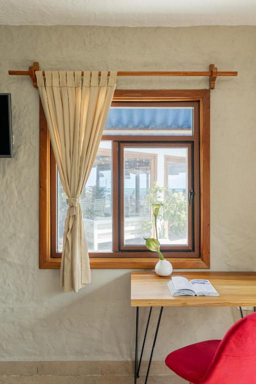 TV a/nebo společenská místnost v ubytování Blu Galapagos Sustainable Waterfront Lodge