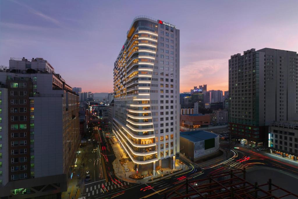 ein hohes Gebäude mit Licht in einer Stadt in der Unterkunft Daegu Marriott Hotel in Daegu