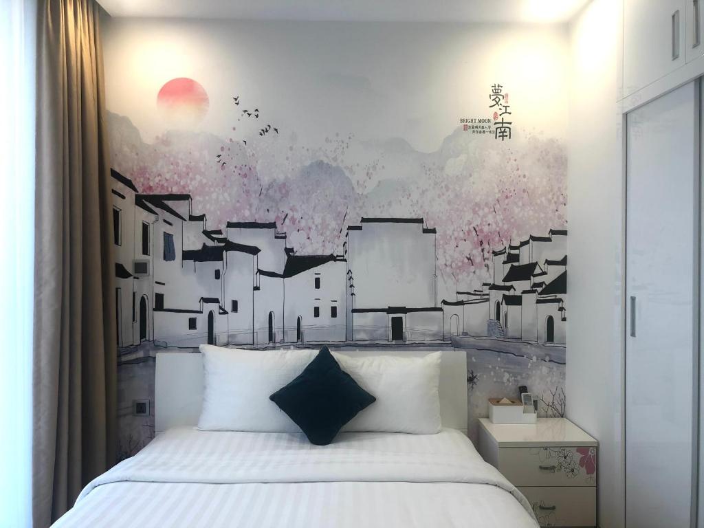 - une chambre avec un lit blanc et un mur noir et blanc dans l'établissement NK#Homestay#Greenbay#Studio#C2, à Hanoï