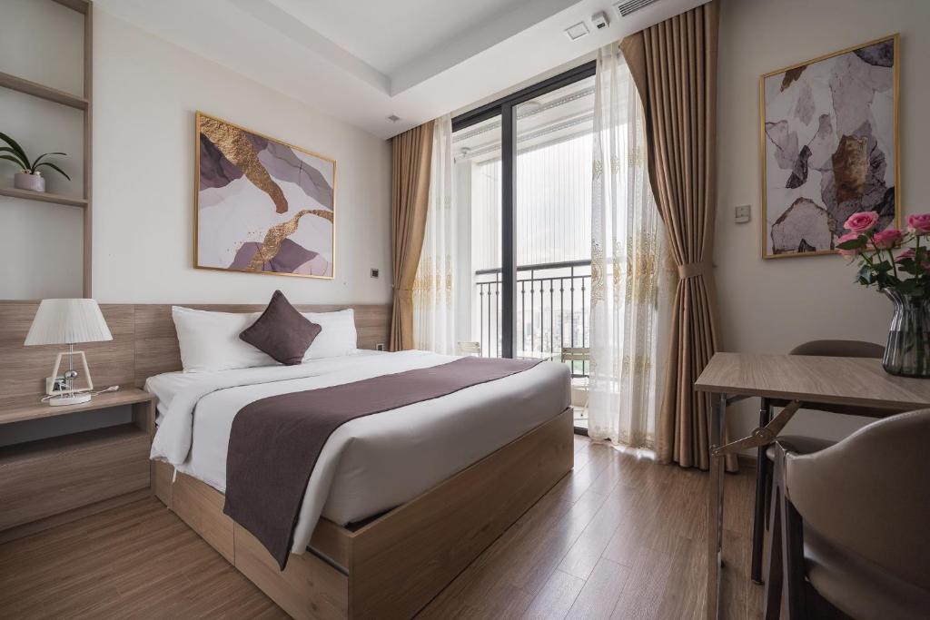 une chambre avec un grand lit et une fenêtre dans l'établissement NK#Homestay#Greenbay#Studio#C6, à Hanoï