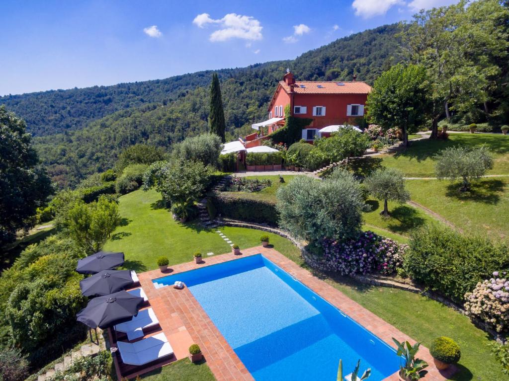 Utsikt mot bassenget på Luxury Villa Napoleon near Florence eller i nærheten
