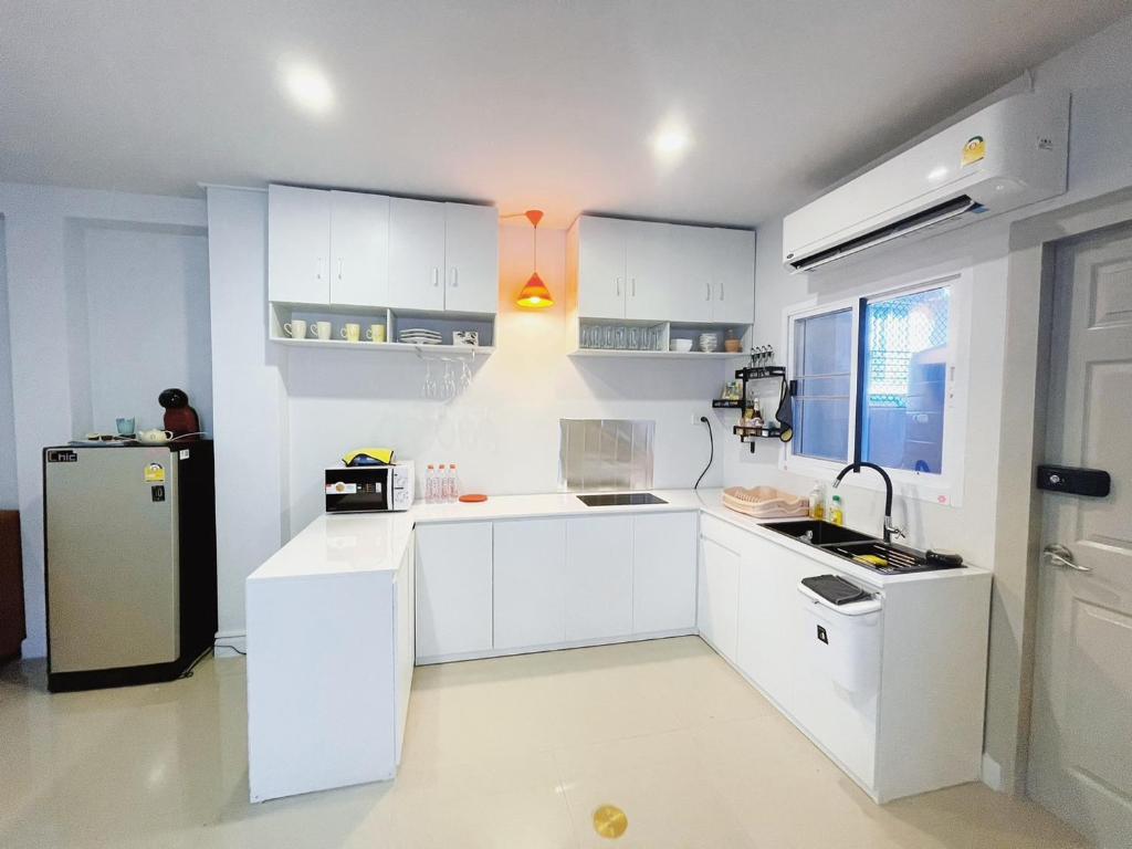 Kuchyň nebo kuchyňský kout v ubytování PK Villa Koh Samui