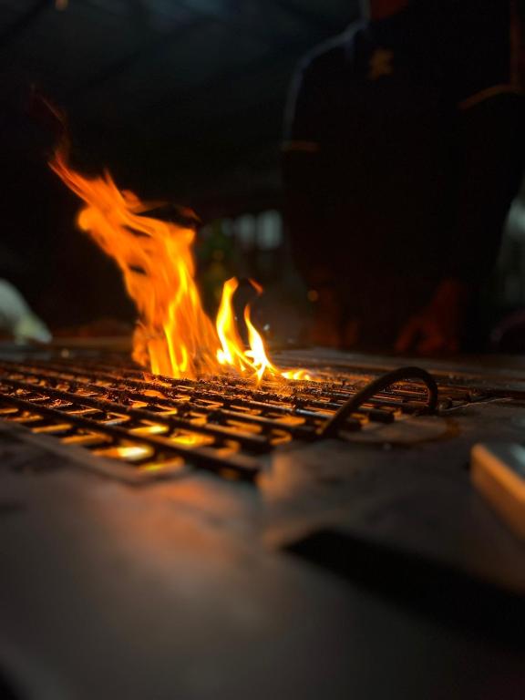 Gril dostupný pro hosty v apartmánu