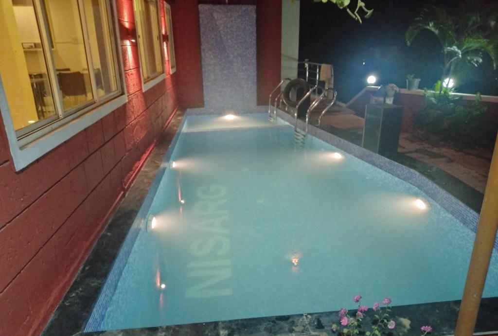 Bazén v ubytování Hotel Nisarg nebo v jeho okolí
