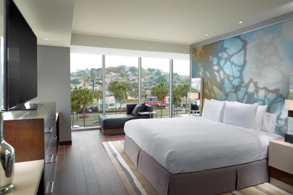 Postel nebo postele na pokoji v ubytování Courtyard by Marriott Queretaro