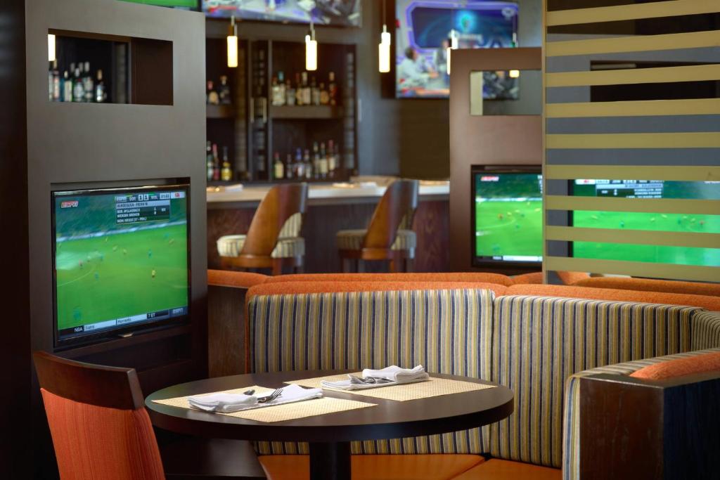 TV a/nebo společenská místnost v ubytování Courtyard by Marriott Queretaro