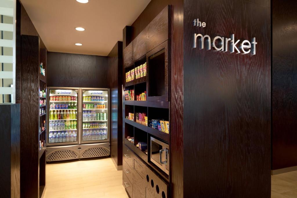 Supermarket nebo jiné obchody v  hotelu nebo okolí