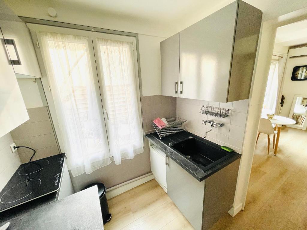 Kuchyňa alebo kuchynka v ubytovaní Maisonnette studio bas Suquet, 200m plages, 700m palais, au calme