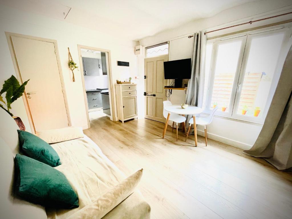 Kuchyňa alebo kuchynka v ubytovaní Maisonnette studio bas Suquet, 200m plages, 700m palais, au calme