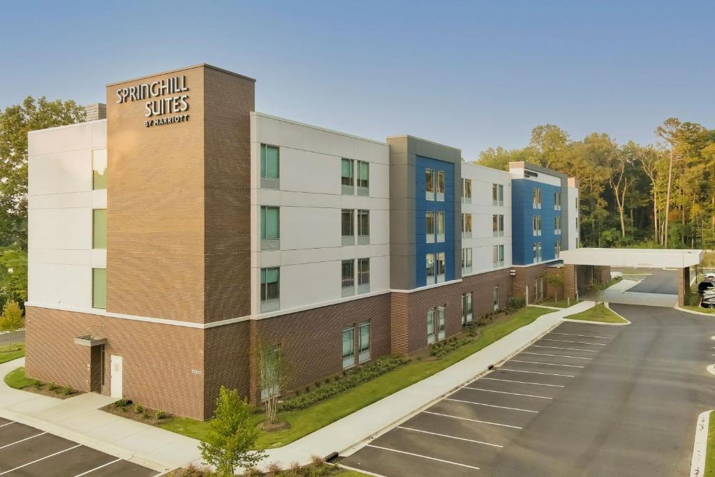 SpringHill Suites by Marriott Charlotte Huntersville في هانترسفيل: اطلالة جوية على مبنى مع موقف للسيارة