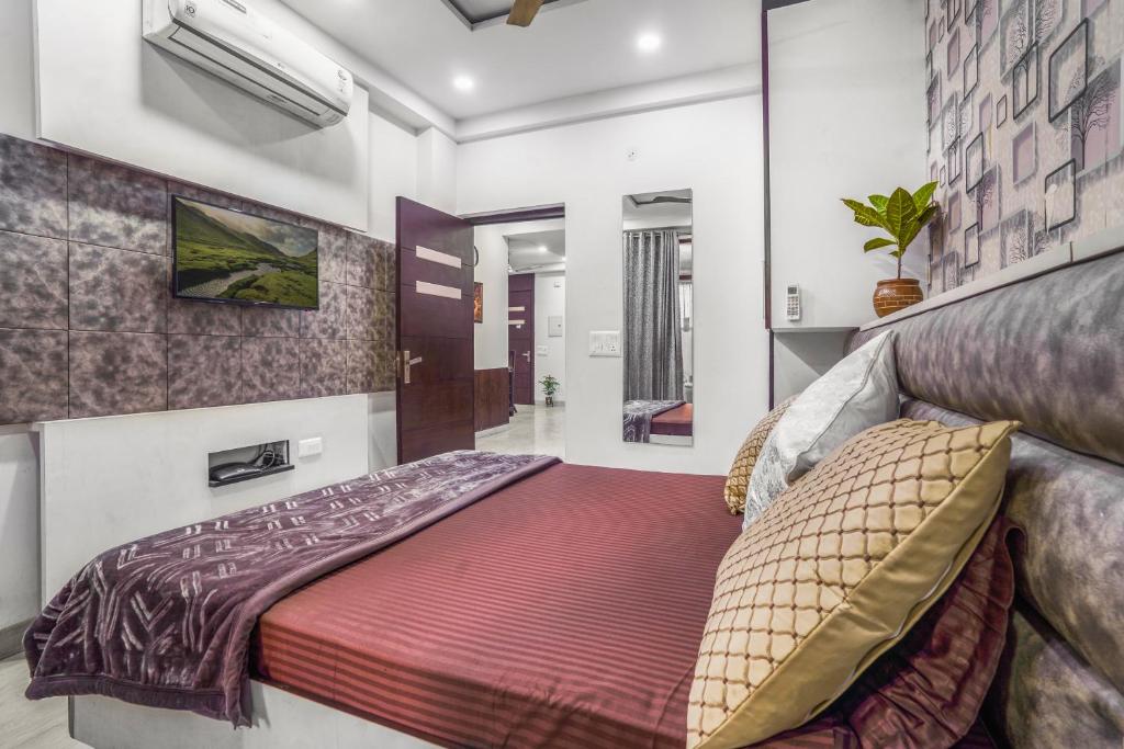 Postel nebo postele na pokoji v ubytování Homlee-Villa Luxury-2BHK-Anand Vihar-Ramprastha