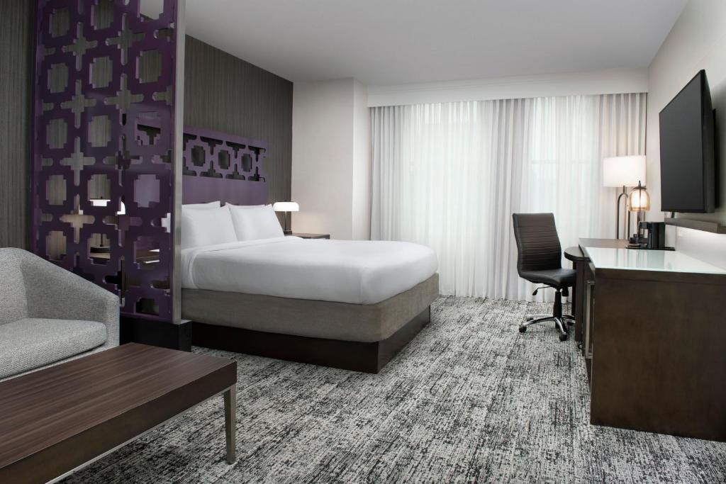 Courtyard by Marriott San Diego Downtown - Executive King Room With Sofa Bed And City View