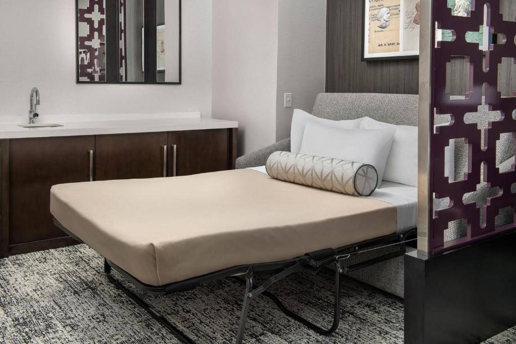 Courtyard by Marriott San Diego Downtown - Executive King Room With Sofa Bed And City View