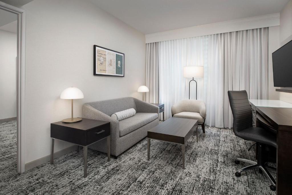 Courtyard by Marriott San Diego Downtown - King Suite With Sofa Bed