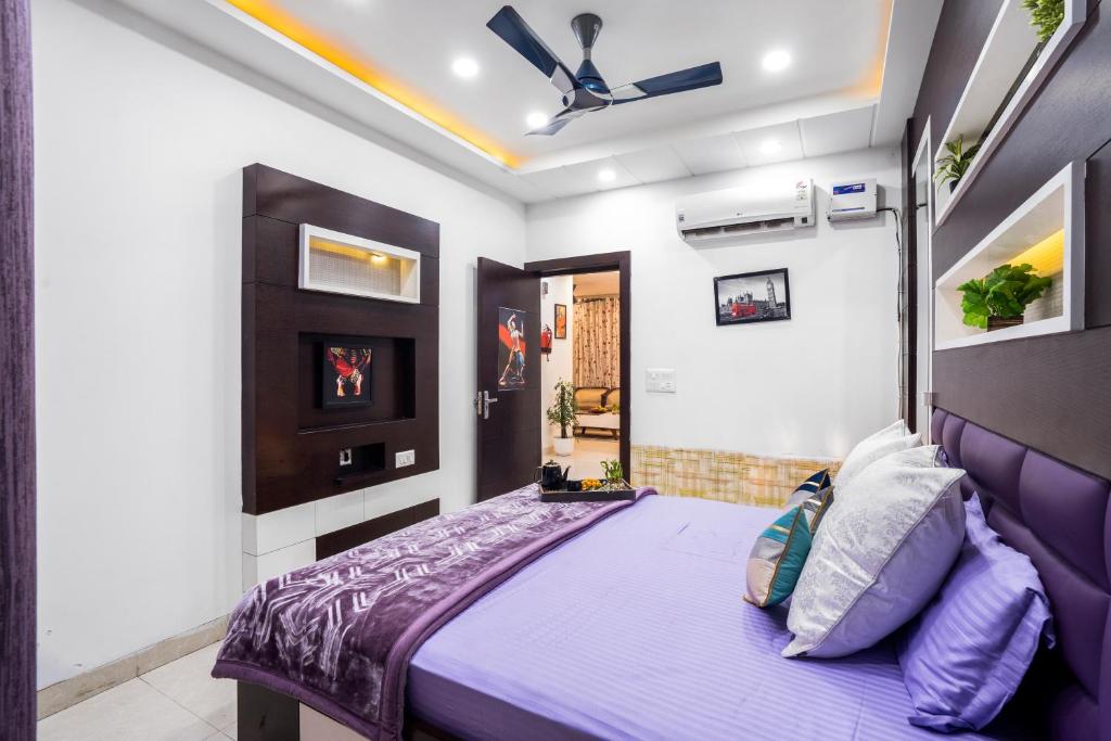 Postel nebo postele na pokoji v ubytování Homlee-Villa Luxury-2BHK-Anand Vihar-Ramprastha