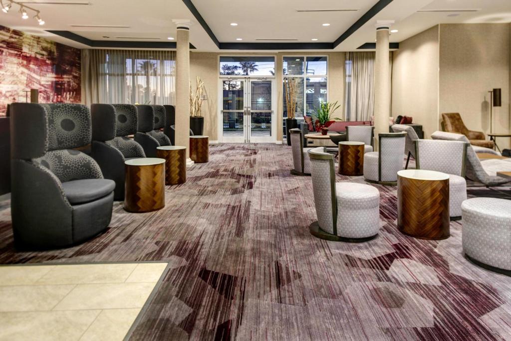 a lobby with couches and chairs and tables at Courtyard by Marriott New Orleans Westbank/Gretna in Gretna