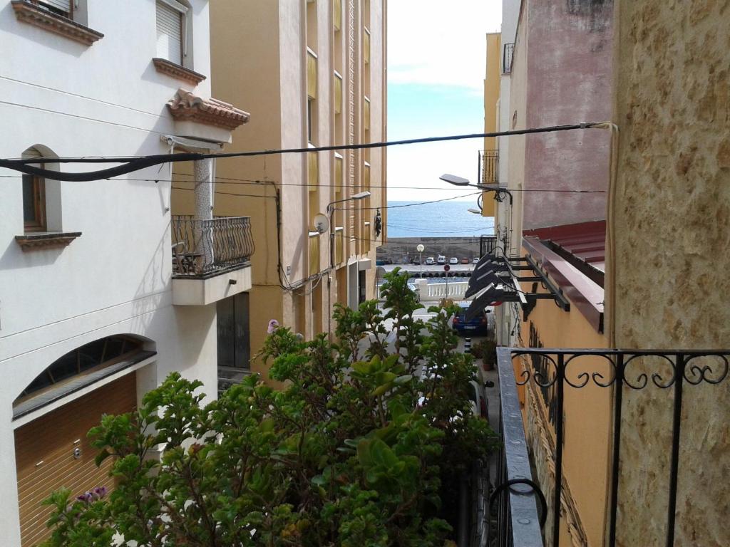 uma vista para um beco entre dois edifícios em INNOUTHOME Apartamento Andreu Llambrich em L'Ametlla de Mar
