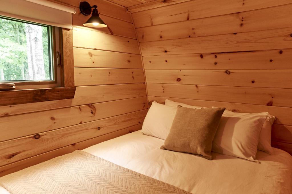 Uma cama ou camas num quarto em Parc Omega