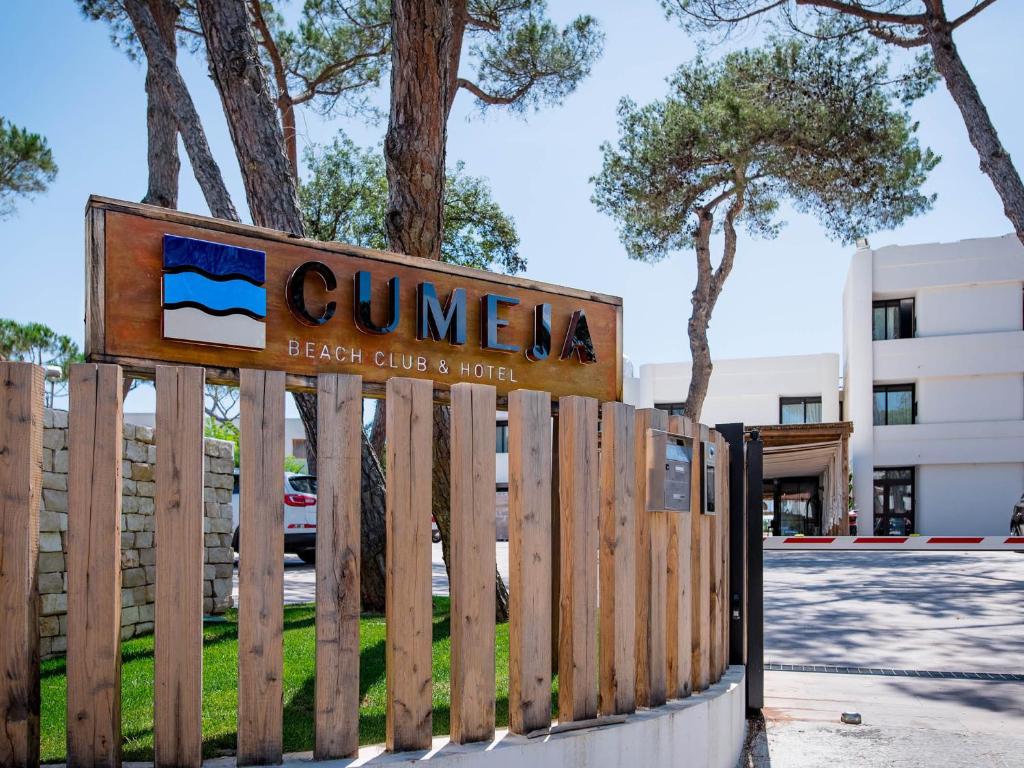 un cartello per l'ingresso di un resort con recinzione di Cumeja Beach Club & Hotel a Baia Domizia