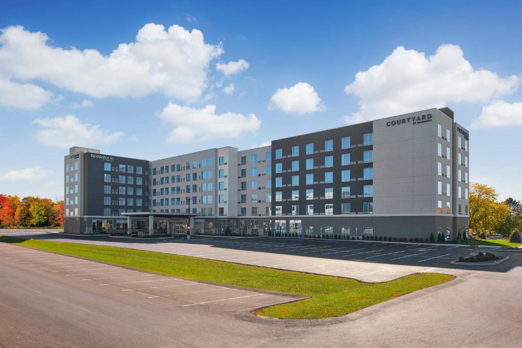 un grand bâtiment de bureau avec beaucoup de fenêtres dans l'établissement Residence Inn by Marriott Albany Airport, à Albany