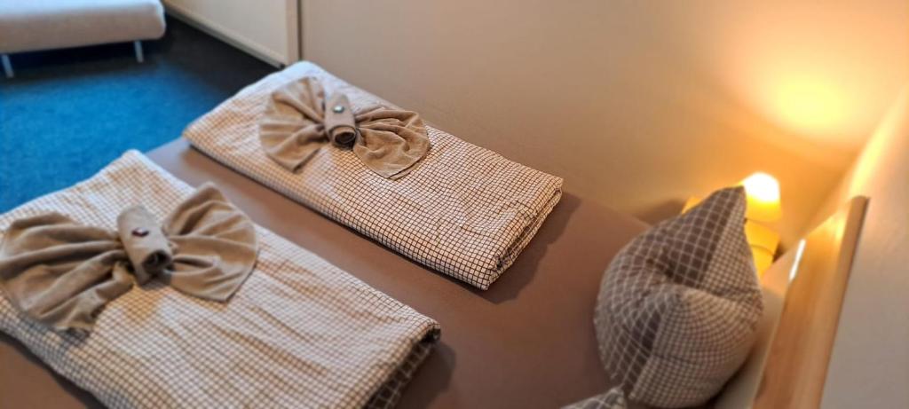 a group of four towels with bows on a wall at Residenz am Peeneplatz in Peenemünde