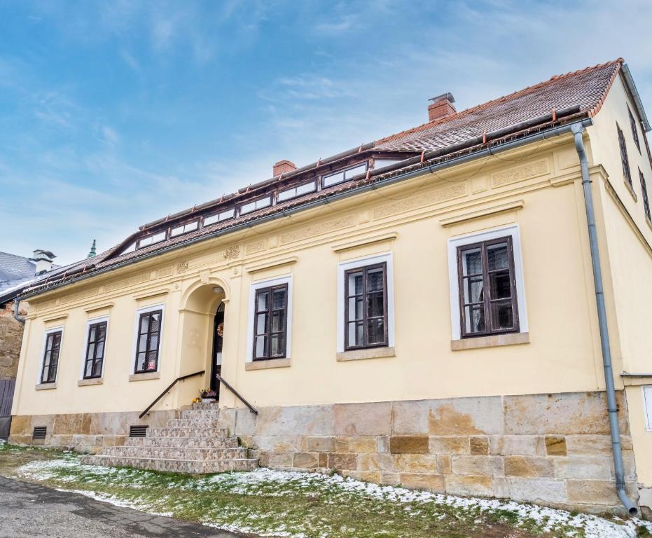 ein altes Steinhaus mit Fenstern und einem Dach in der Unterkunft Rustic House v Lužických horách in Jiřetín pod Jedlovou