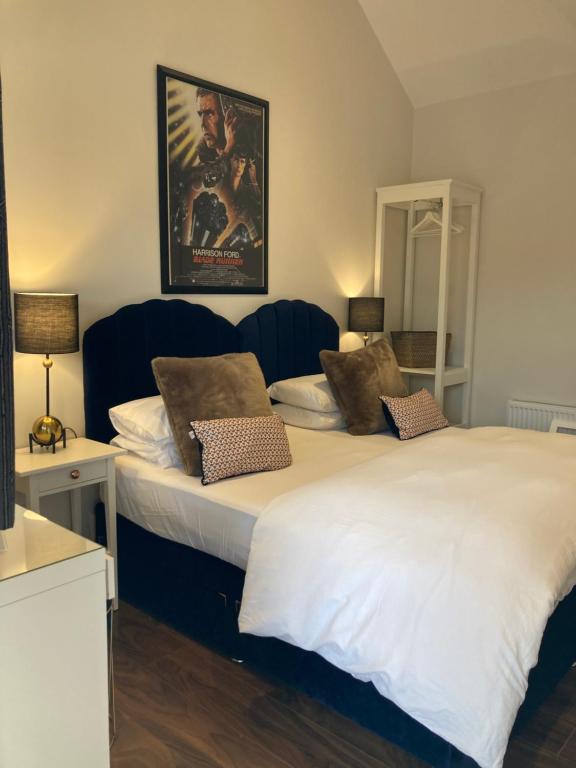 A bed or beds in a room at Clara Lodge