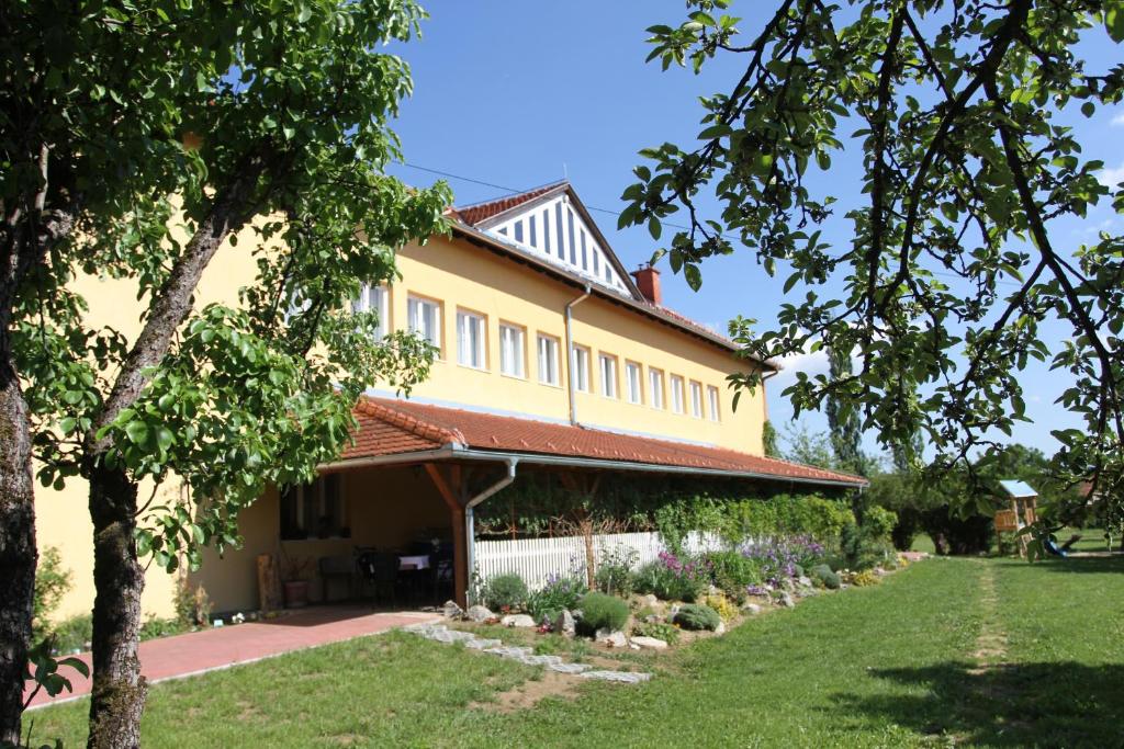 a house with a garden in front of it at Resort Stara Škola in Začretje