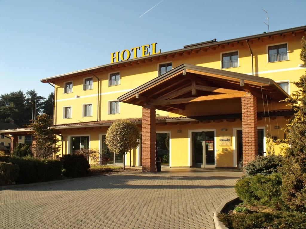 a hotel with a sign on the front of it at Hotel Del Parco in Vigevano