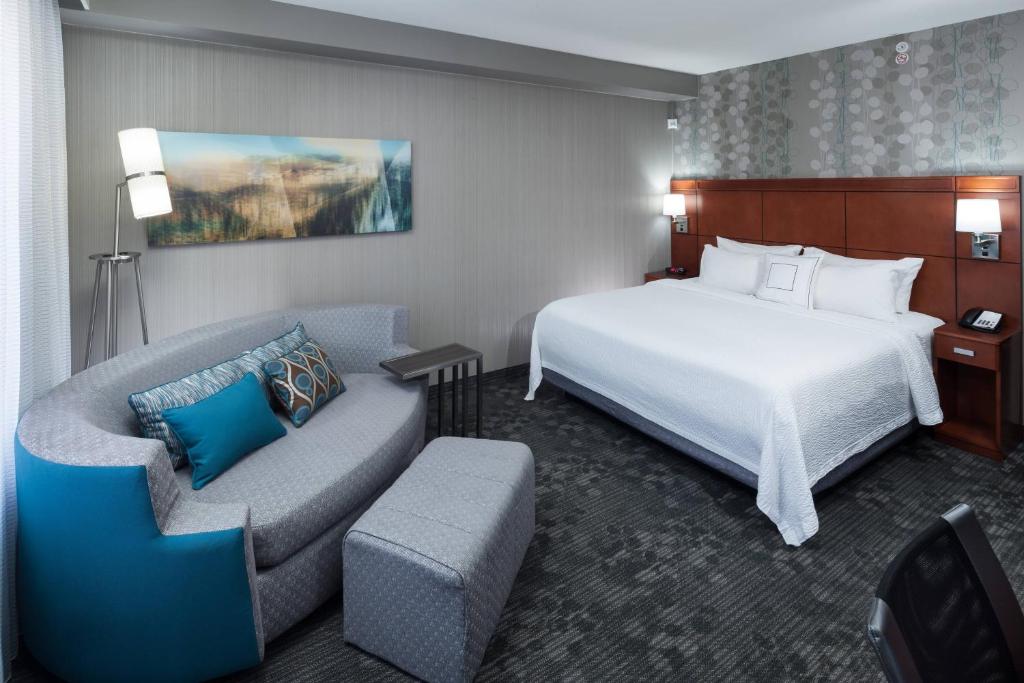 um quarto de hotel com uma cama e um sofá em Courtyard Phoenix Chandler/Fashion Center em Chandler