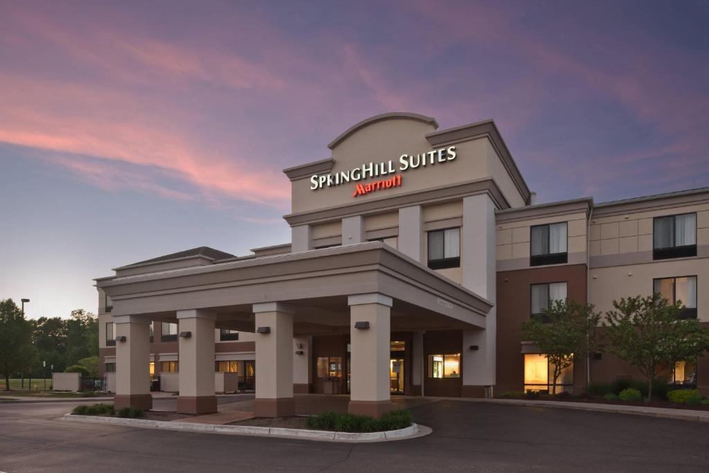 Une séance de remise de l'hôtel des suites savanes dans l'établissement SpringHill Suites by Marriott Lansing, à Lansing