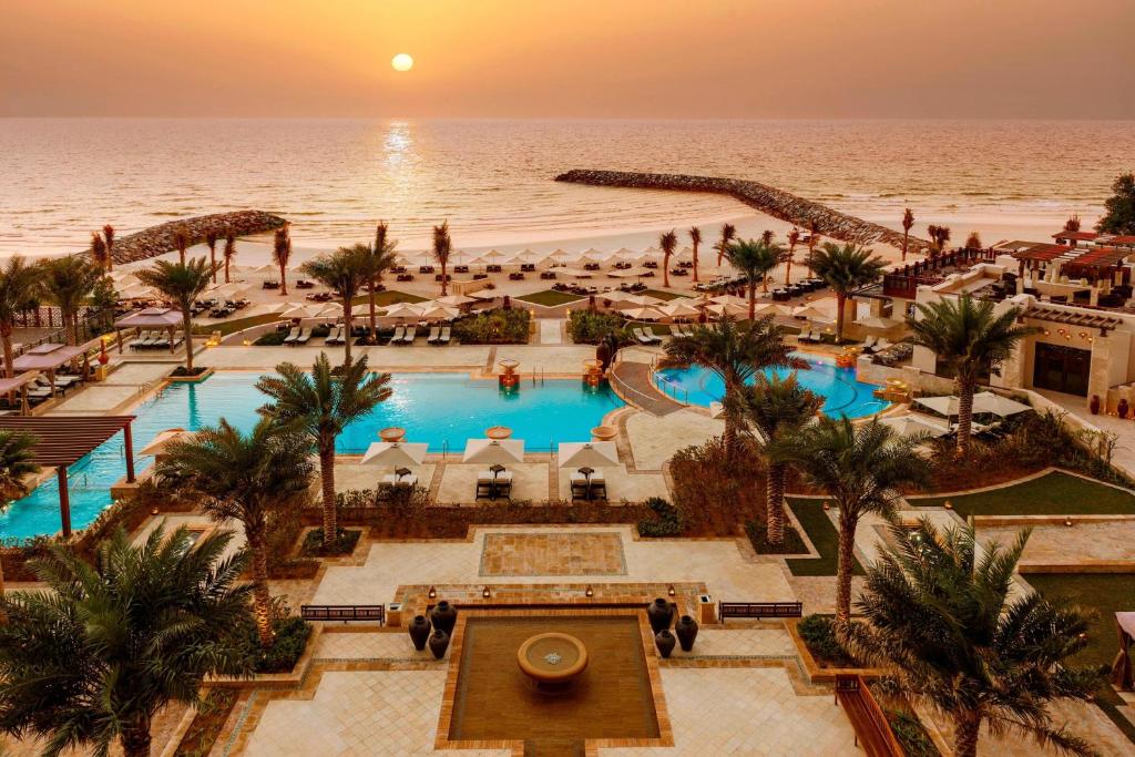 Ajman Saray, a Luxury Collection Resort, Ajman في عجمان: اطلالة جوية على منتجع مع مسبح و المحيط