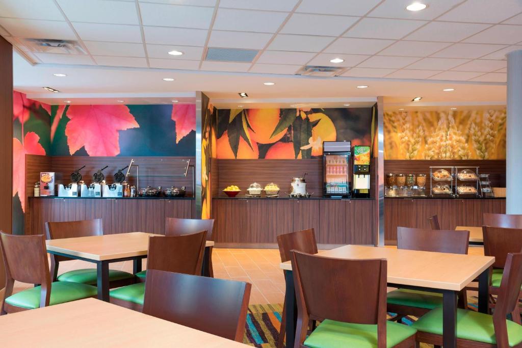 un restaurante con mesas y sillas y un bar en Fairfield Inn & Suites by Marriott Orlando Kissimmee/Celebration, en Orlando