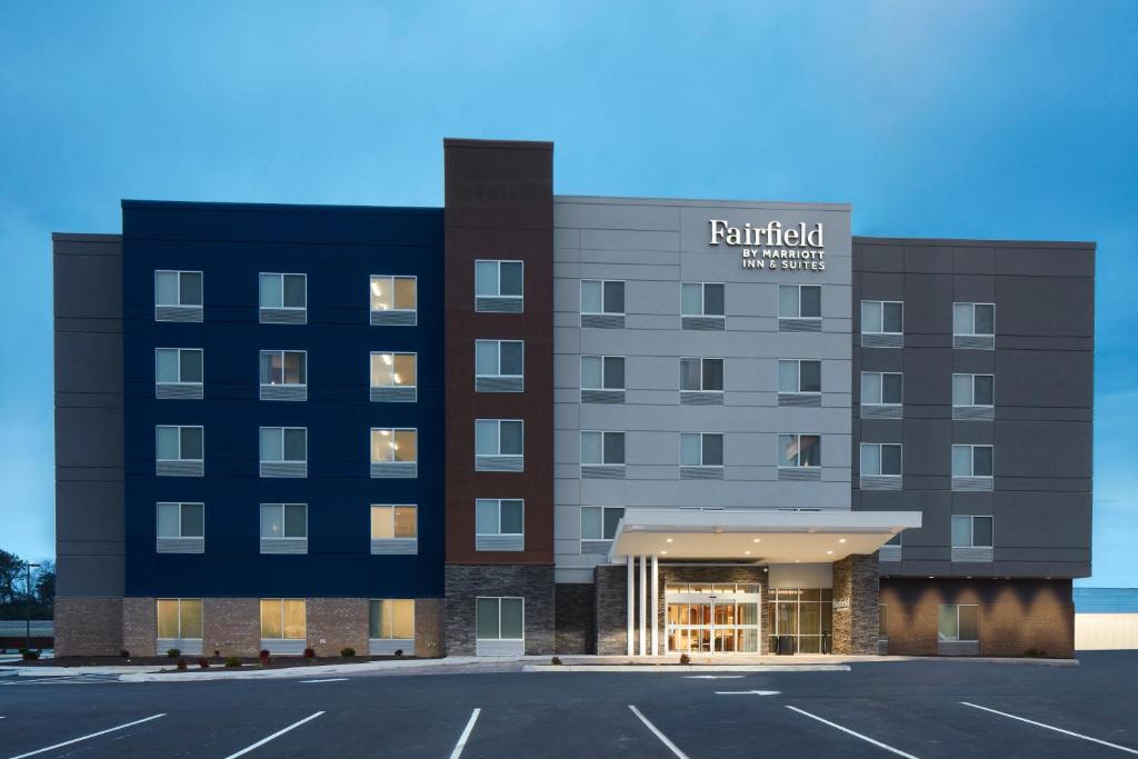 una representación de la parte delantera de un hotel con aparcamiento en Fairfield Inn & Suites by Marriott Stony Creek, en Stony Creek