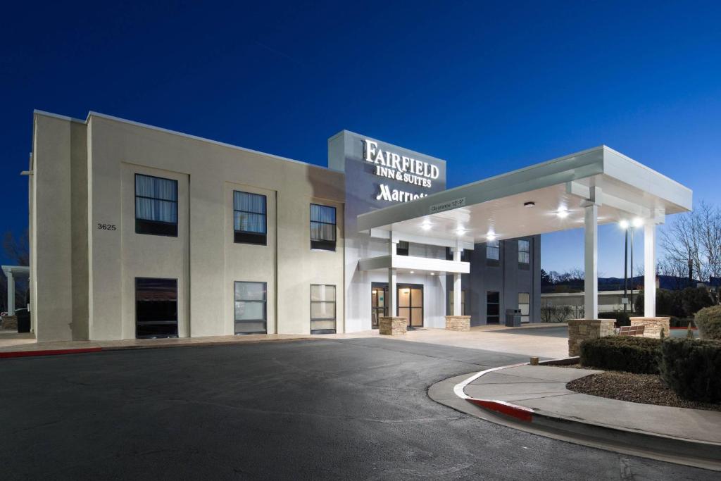 een gebouw met een parkeerplaats ervoor bij Fairfield Inn & Suites by Marriott Santa Fe in Santa Fe