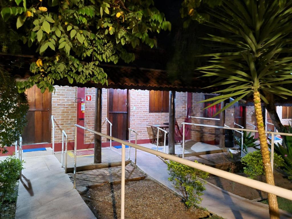 um edifício com uma escada e uma palmeira em Quintal das Estrelas em São Pedro