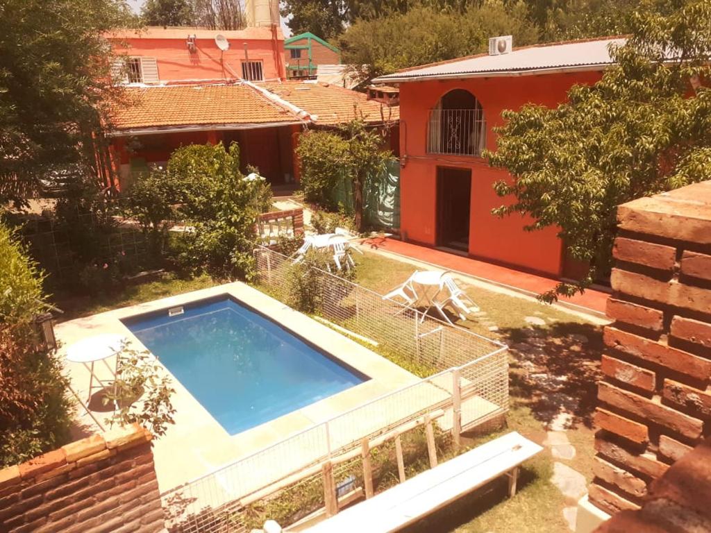 una vista aérea de una piscina en un patio en Cabañas la Casa del Tata en Potrero de los Funes