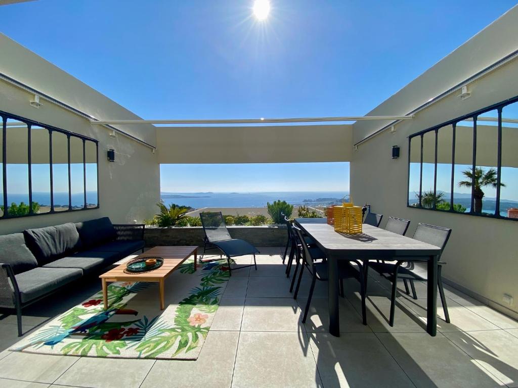 Posedenie v ubytovaní Superbe T2 44m2 - Grande terrasse Vue mer panoramique exceptionnelle Piscine - Parking
