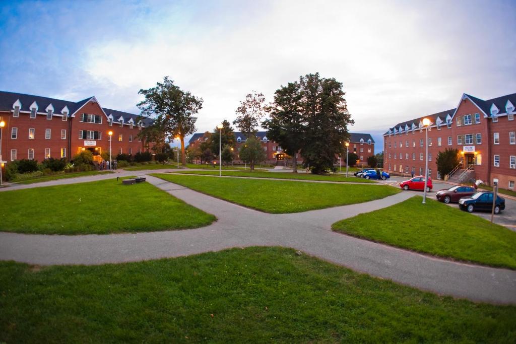 uma passagem através de um parque em frente a um edifício em Dalhousie University Agricultural Campus em Truro