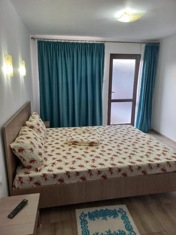a bedroom with a bed with a window and a bed sidx sidx sidx at CAZARE JASMINA in Corbu
