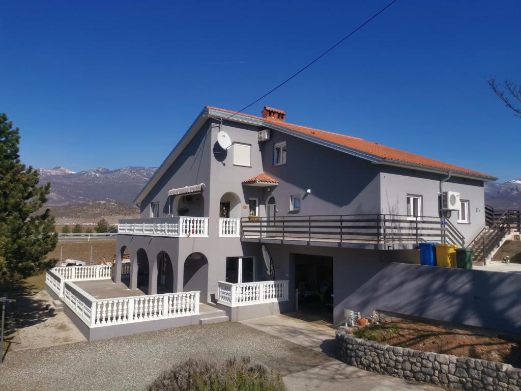 Nespecifikovaný výhled na hory nebo výhled na hory při pohledu z apartmánu
