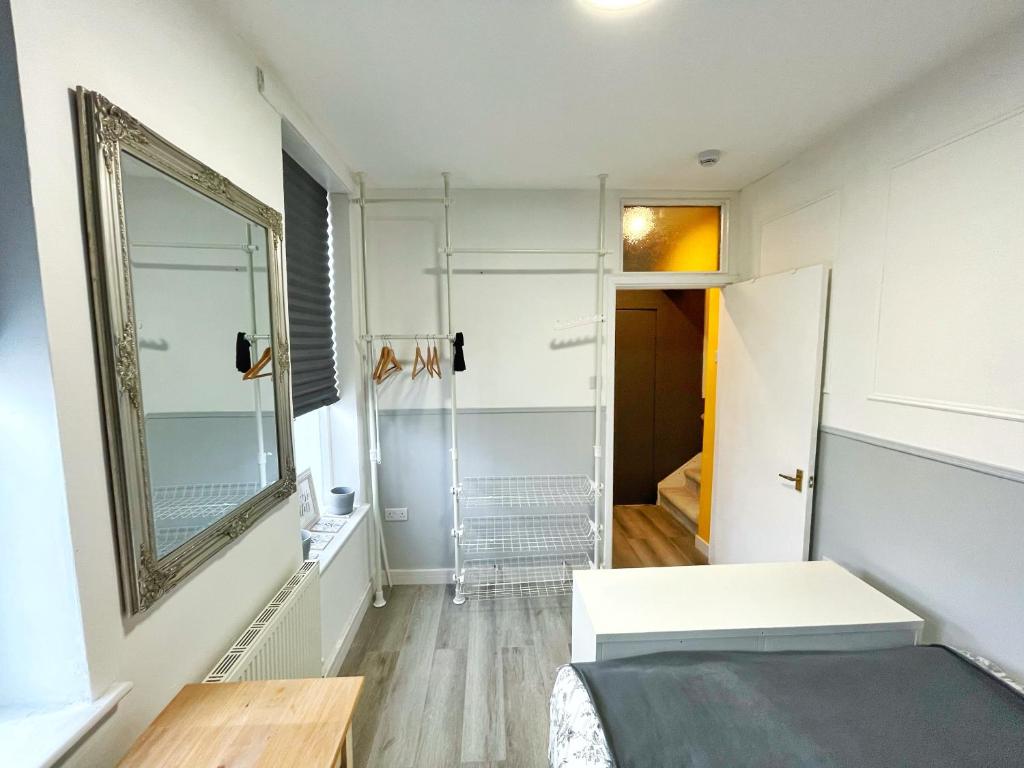 Koupelna v ubytování AdeamStays provides Beautiful centrally located 1 and 2 bed apartments on Liverpools Boulevard