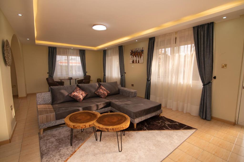 - un salon avec un canapé et une table dans l'établissement Olori Rentals, à Kampala