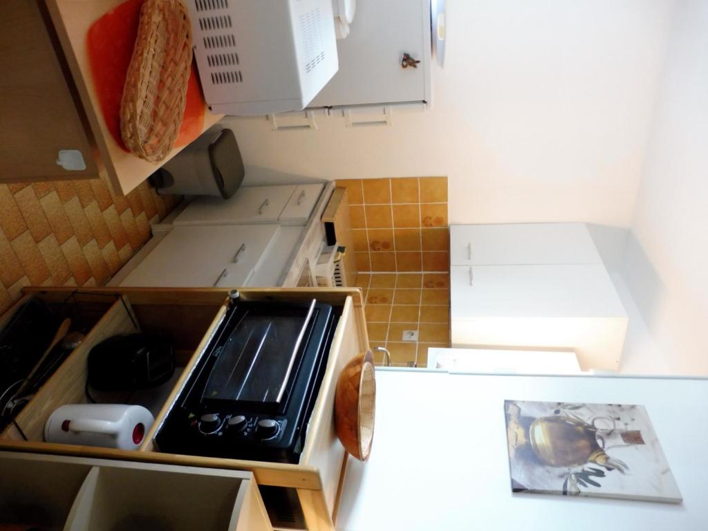 Kuchyňa alebo kuchynka v ubytovaní GENOIS Joli studio cabine Mt St Martin proche port Cap d'Agde