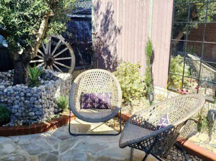 twee stoelen en een tafel in de tuin bij The Courtyard - Cosy, secluded with luxury suite in Walmer